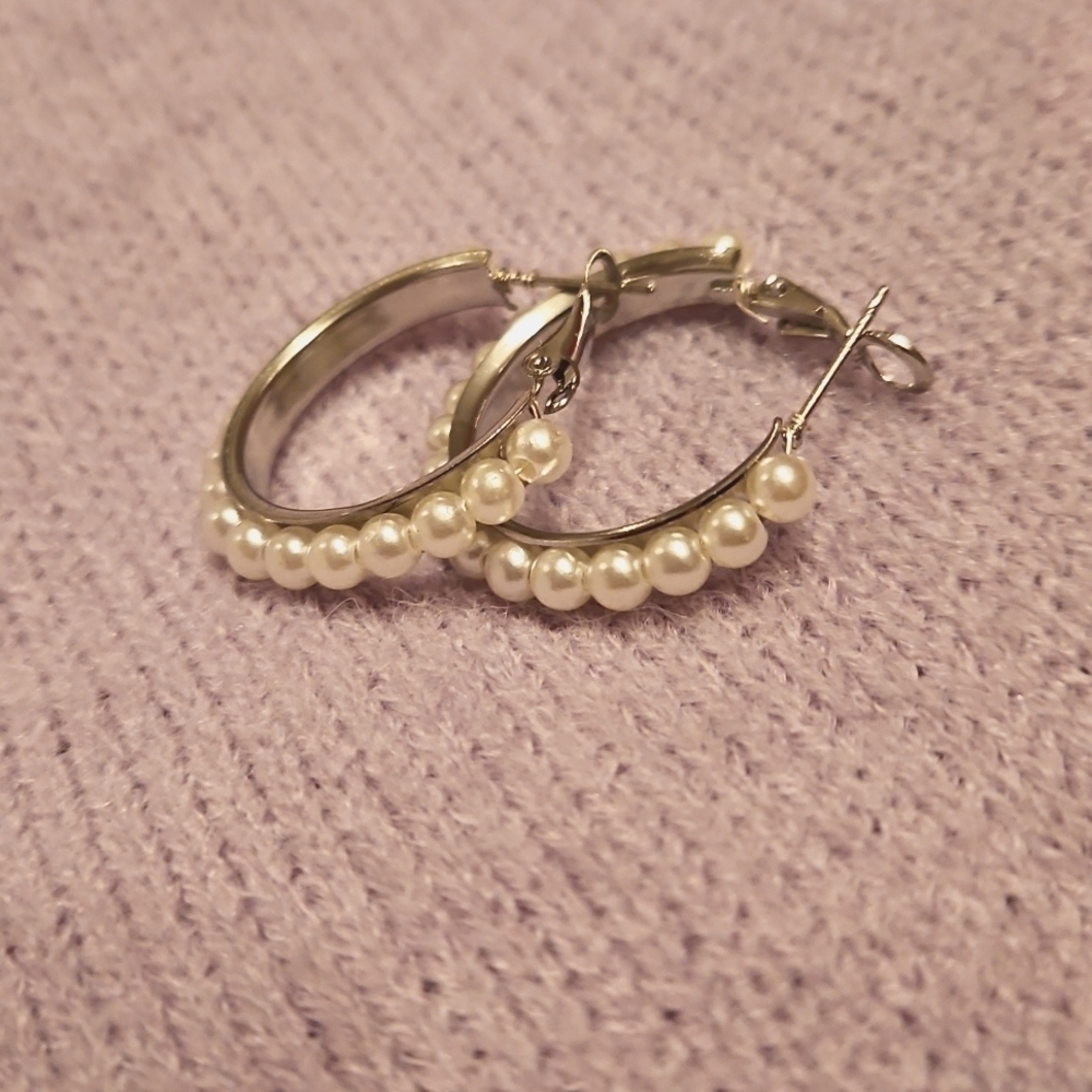 Mini pearl silver tone hoop earrings, EUC